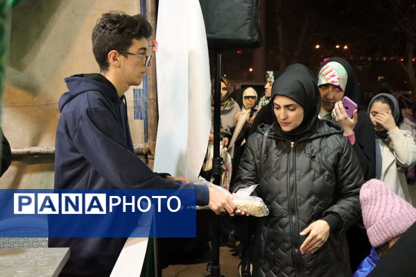 پذیرایی نوجوانان سید مرکز سلاله از منتظران ظهور در ایام فرخنده نیمه شعبان