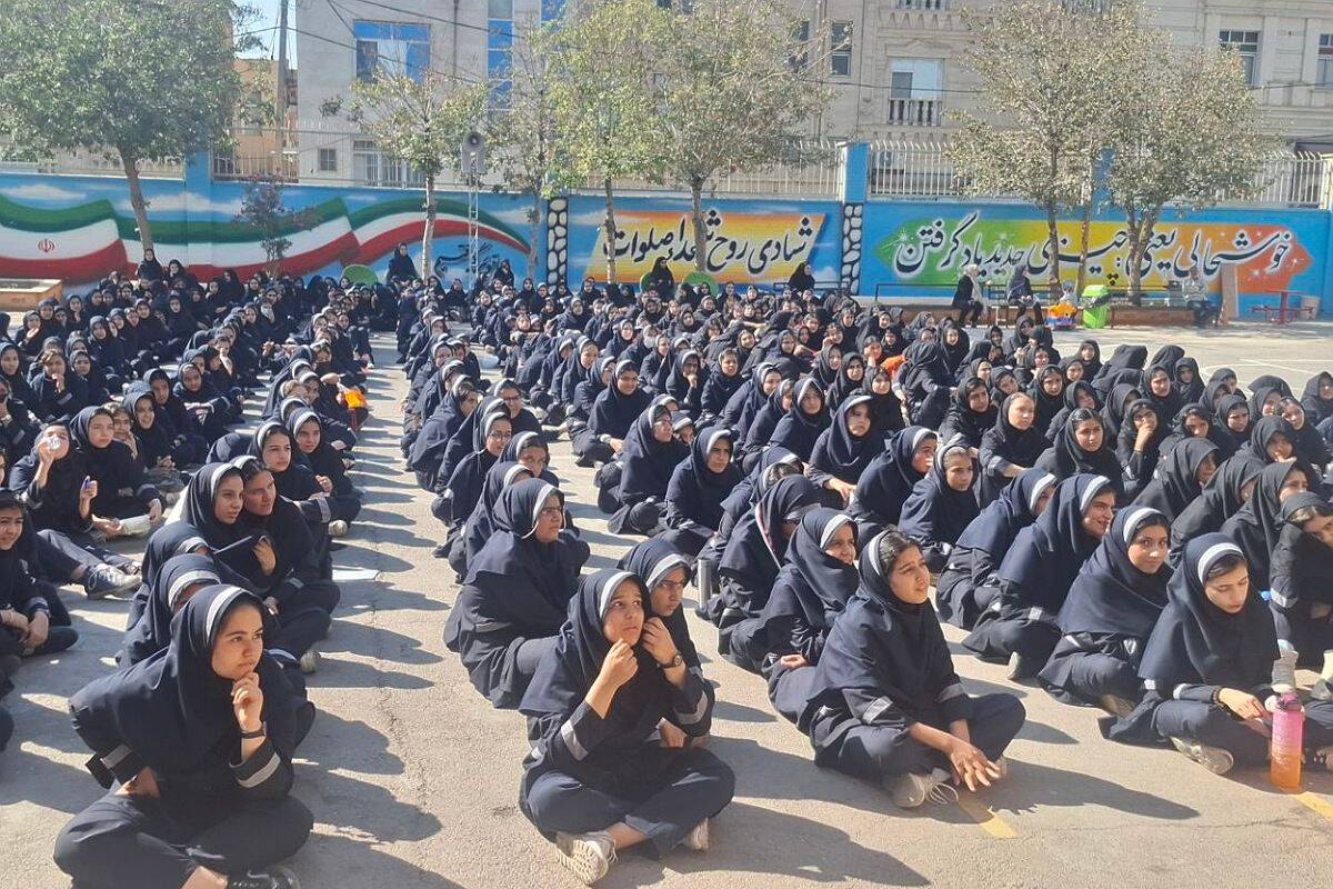 جشن ولادت حضرت زینب و روز پرستار در دبیرستان شهید زهره‌وند قرچک