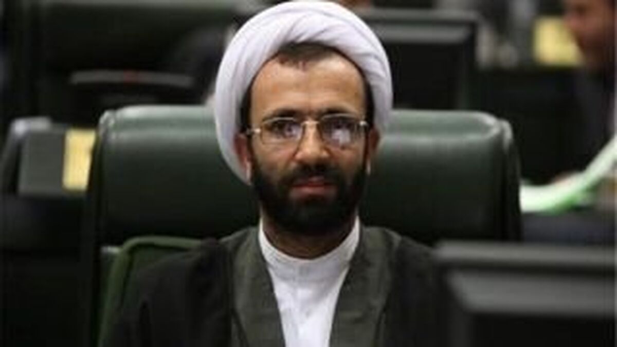 وزیر اقتصاد باید برای تقویت پول ملی برنامه مشخص داشته باشد