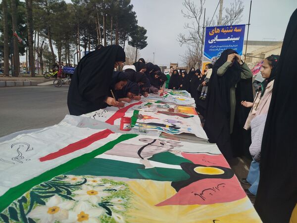 نقاشی چند متری در حاشیه راهپیمایی ۲۲ بهمن در خلیل آباد