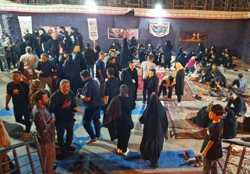 شب نشینی زائران حسینی در موکب کافه شهدا به عشق پیاده روی اربعین