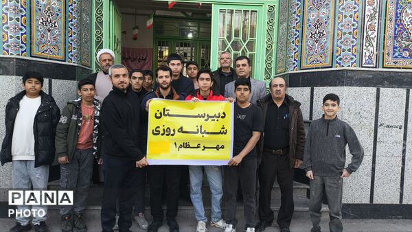 حضور پررنگ و حماسی فرهنگیان و دانش آموزان در عزای رهبر شهید