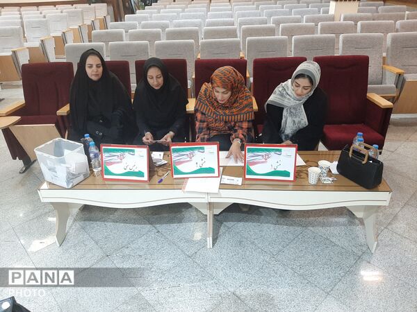 مجمع عمومی انجمن اولیا و مربیان در دبستان آرمینه مصلی‌نژاد