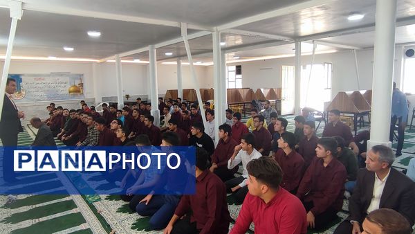 نواخته شدن زنگ نماز در دبیرستان نمونه آیت الله خامنه‌ای کاشمر 