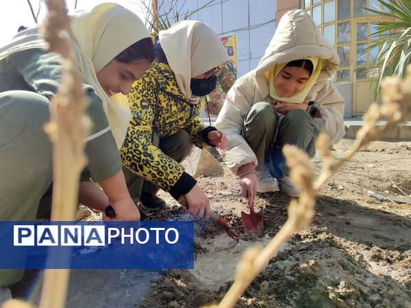 دانش‌آموزان و مسئولین شهرستان ملارد، در روز درختکاری جوانه‌های امید را به زمین هدیه دادند