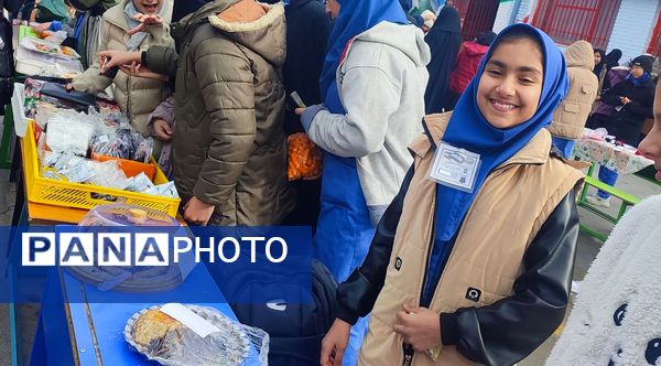 بازارچه دانش‌آموزی کسب در آمد در دبیرستان میثاق منطقه تبادکان مشهد