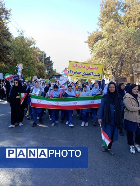 حضور پرشور دانش‌آموزان در راهپیمایی روز ۱۳ آبان