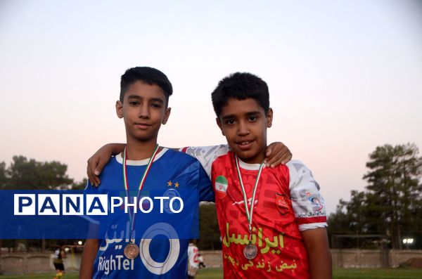 اختتامیه کلاس‌های اوقات فراغت فوتبال در سالن تربیت‌بدنی شهید عابدی