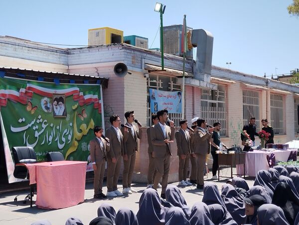 تجلیل از معلمان نمونه در مدرسه تقوا مشهد