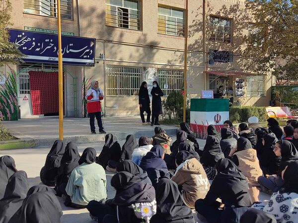 اجرای مانور زلزله  در دبیرستان دخترانه فرهیختگان