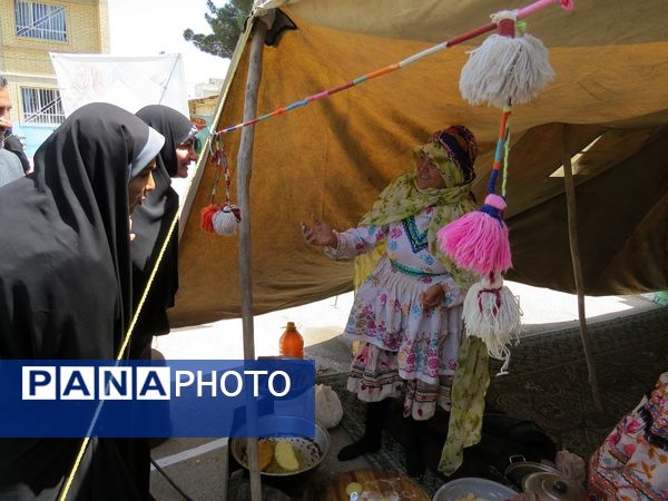 بازدید مشاور وزیر آموزش و پرورش در امور زنان از دست‌سازه‌های دانش‌آموزان دبیرستان 22 بجنورد