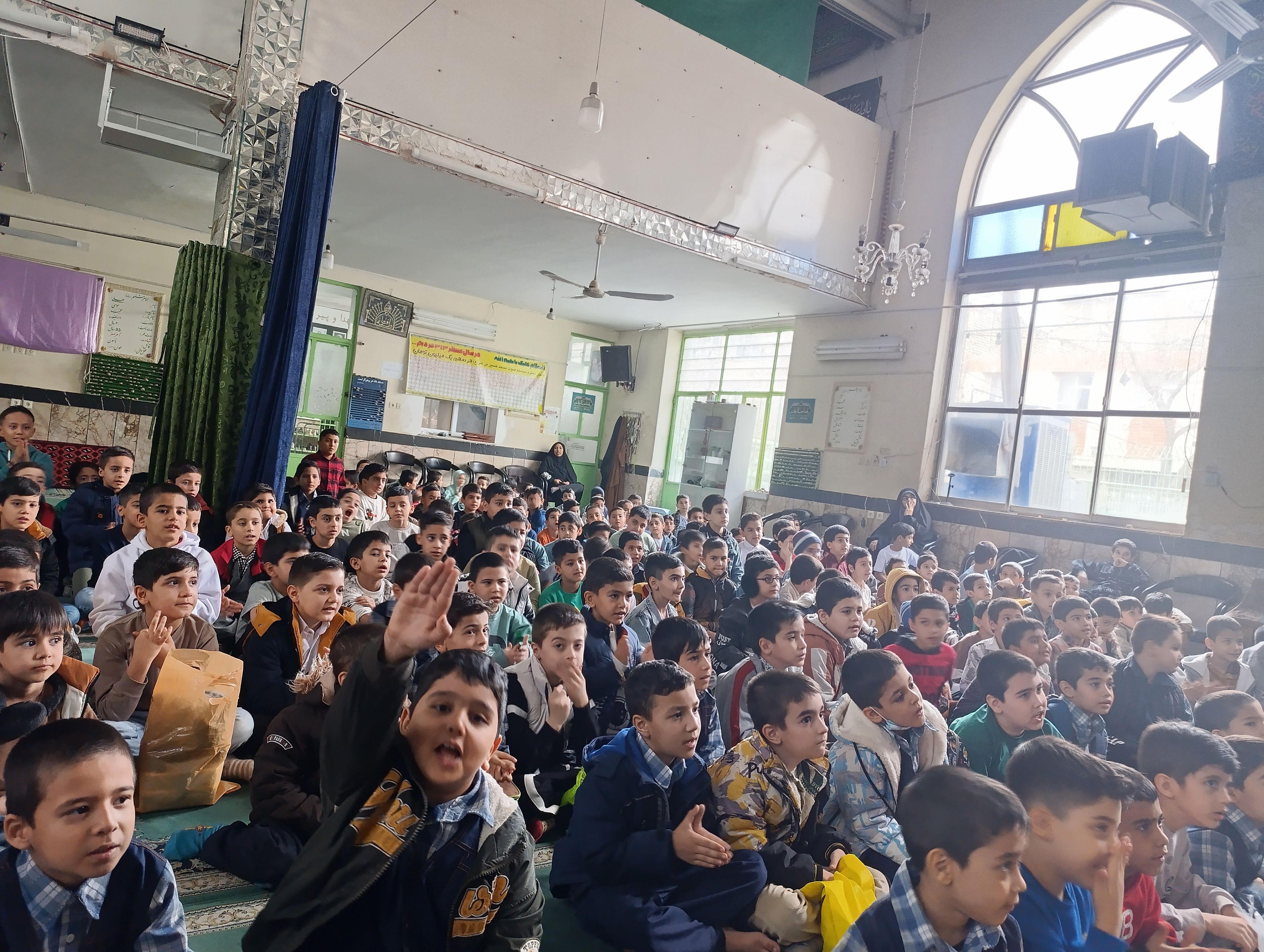 مسجد حسین‌بن‌علی (ع) میزبان لبخند دانش‌آموزان در جشن میلاد دو امام