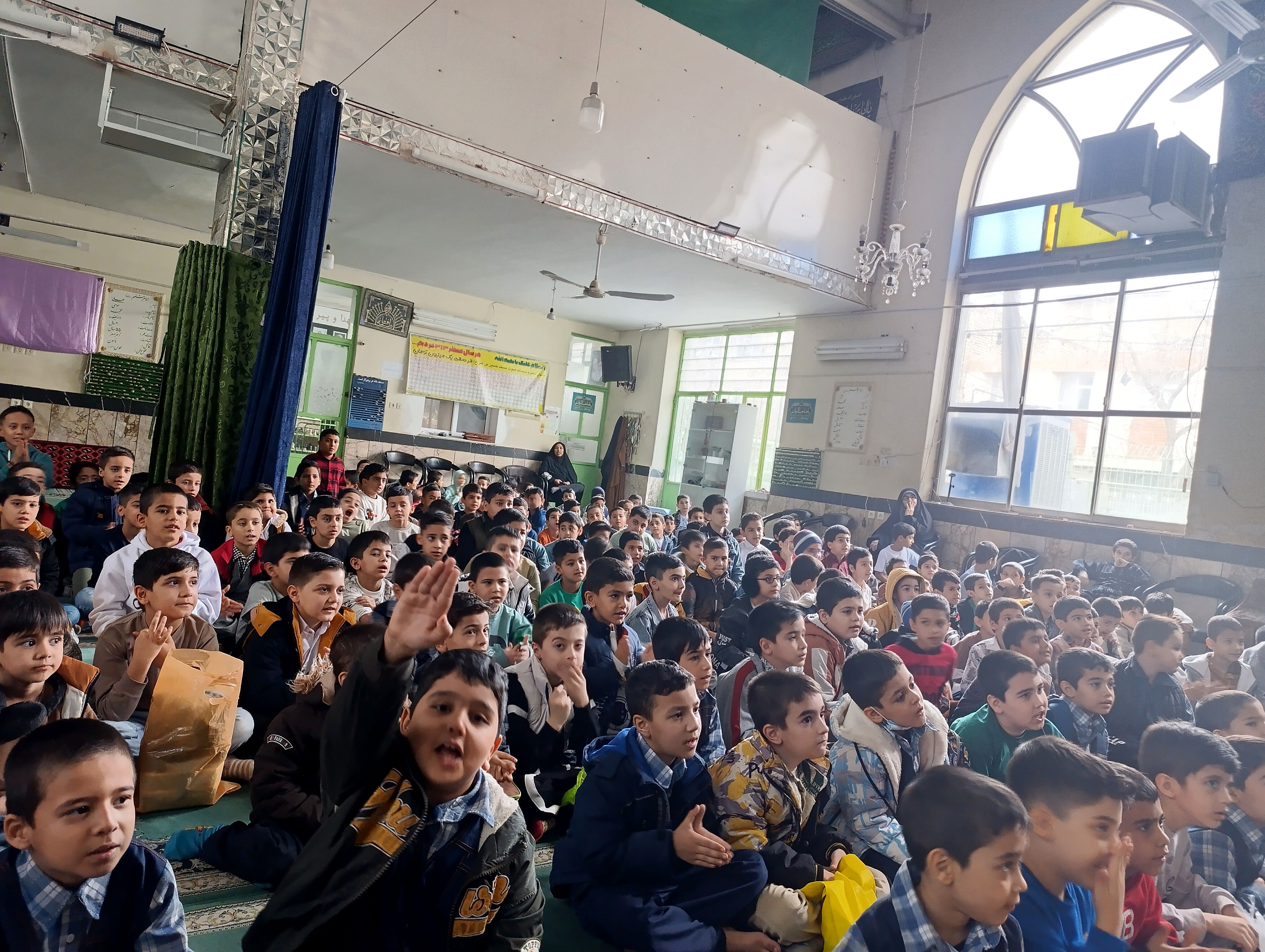 مسجد حسین‌بن‌علی (ع) میزبان لبخند دانش‌آموزان در جشن میلاد دو امام