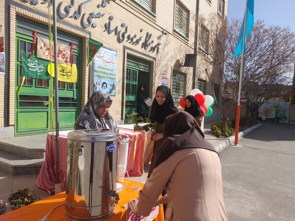 برپایی چایخانه به مناسبت میلاد امام عصر(عج)در دبیرستان نمونه وکیلی ۱۰