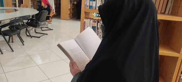 بازدید دانش‌آموزان دبیرستان امام حسین‌(ع) دوره دوم از کتابخانه عمومی شهر