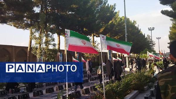 غبارروبی مزار شهدا توسط مسئولین شهرستان نیشابور انجام شد 