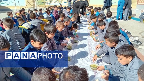طبخ آش نذری به‌مناسبت شهادت حضرت فاطمه(س) در آموزشگاه مولوی کمیجان
