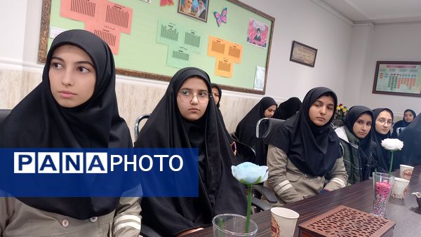 حضور مدیر آموزش و پرورش ملارد در جمع دانش‌آموزان برتر مسابقات قرآنی و فرهنگی هنری دبیرستان شاهد شهدای اقتدار