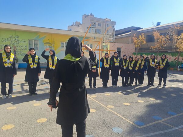 آموزش دوره پیشتازان در دبیرستان دخترانه علی افشار‌نژاد