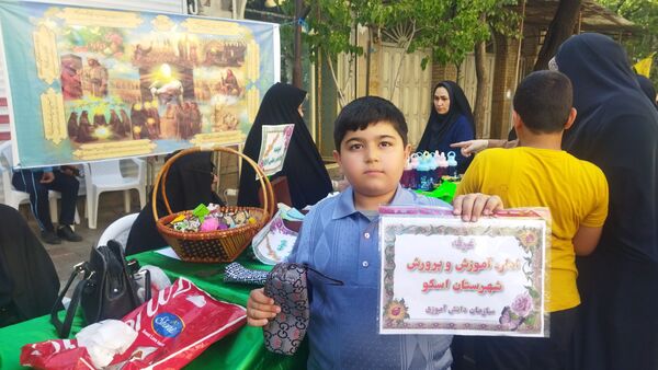 جشن وحدت و ولایت با حضور پرشور دانش‌آموزان اسکو