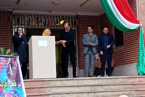 تقدیر از رتبه‌های برتر درسی در دبیرستان سپاهان بهارستان‌دو