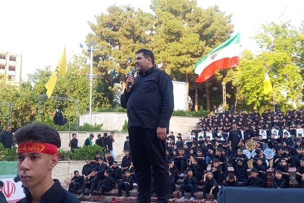 حضور دانش‌آموزان در مراسم تشییع امام شهید، جلوه‌ای از روحیه خدمت و مسئولیت‌پذیری نسل نوجوان است