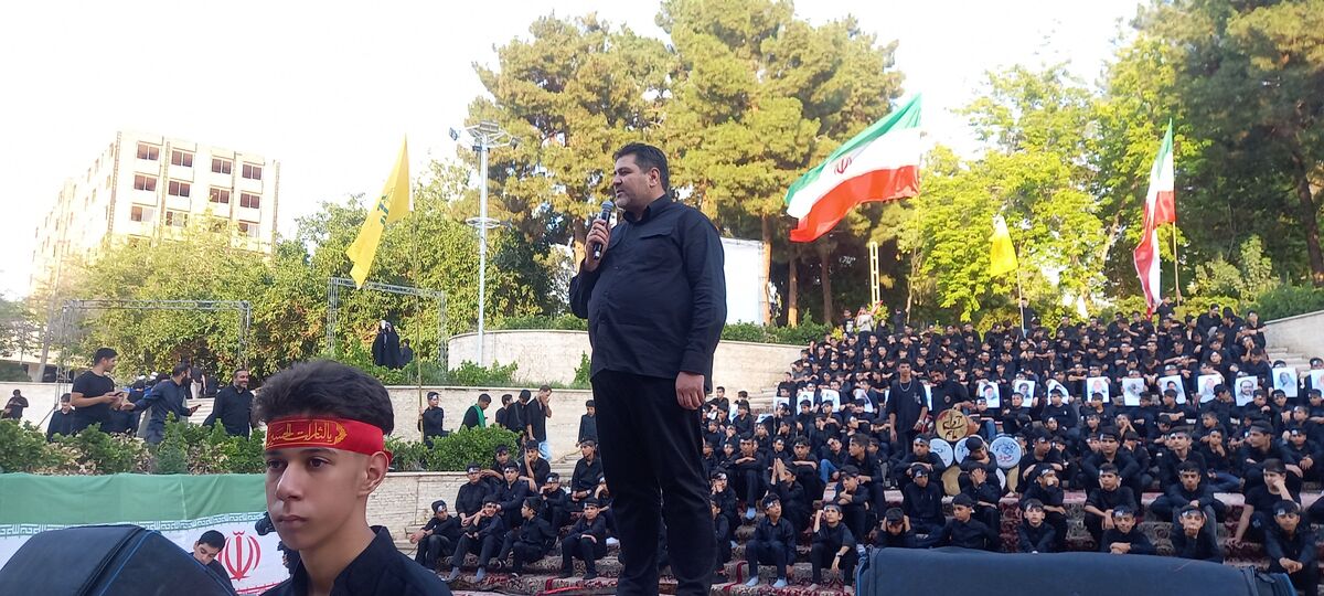 حضور دانش‌آموزان در مراسم تشییع امام شهید، جلوه‌ای از روحیه خدمت و مسئولیت‌پذیری نسل نوجوان است