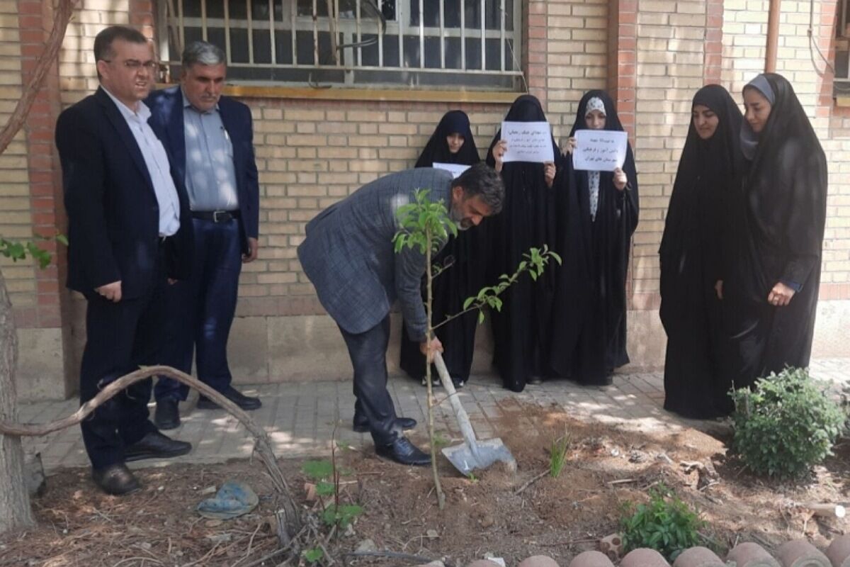 کاشت نهال امید به یاد شهدای جنگ تحمیلی سوم و نماد ایستادگی است