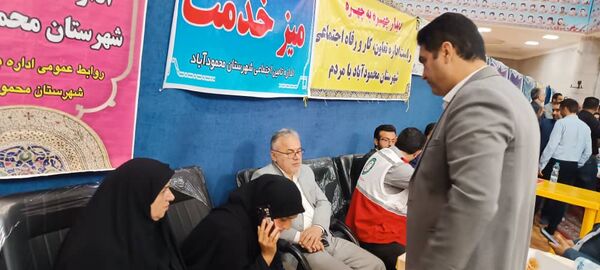 برپایی میز خدمت ادارات در مصلای نماز جمعه شهرستان محمودآباد
