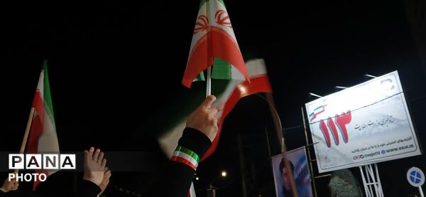 حضور دهه‌نودی‌ها در راهپیمایی میدان شهرداری ساوجبلاغ