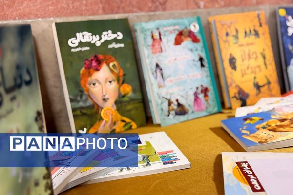 وقتی کتاب‌ها در مدرسه صف می‌کشند؛ استقبال پرشور دانش‌آموزان از نمایشگاه کتاب