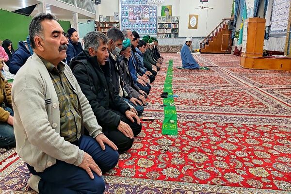 اقامه نماز جماعت باحضور معتکفین در مسجد جامع شهر بار نیشابور 