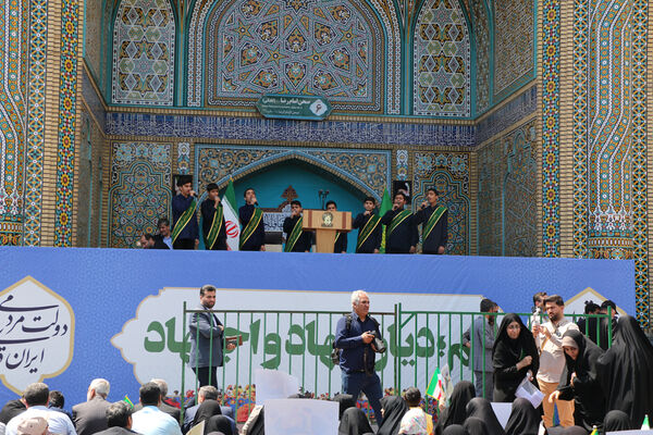 حضور پرشور نوجوانان قمی در آیین استقبال از رئیس جمهوری 