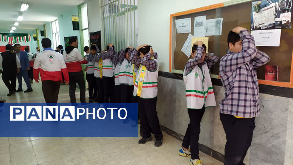 اجرای مانور زلزله در دبیرستان شهید مطهری شهر دستجرد قم