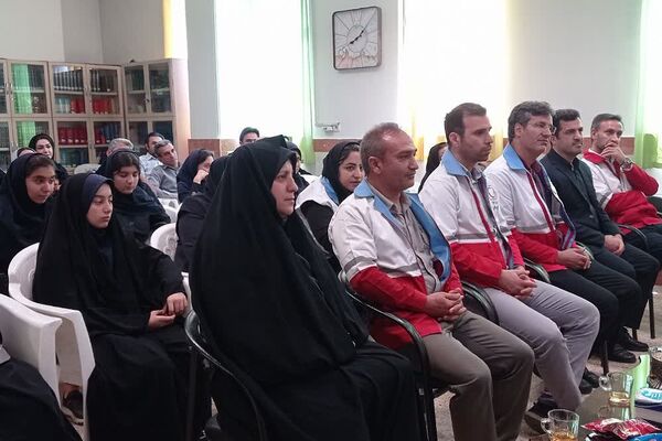 تجلیل از دانش‌آموزان برگزیده استانی طرح دادرس دبیرستان فرزانگان یک اسلامشهر