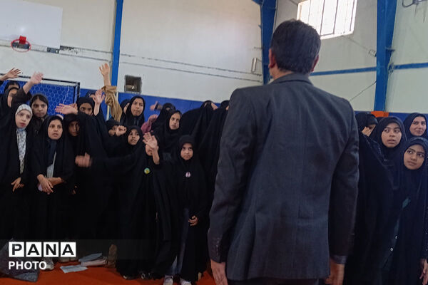 بازدید مدیرکل آموزش و پرورش خراسان شمالی از تمرین سرود «رهبر شهیدم» دانش‌آموزان بجنوردی