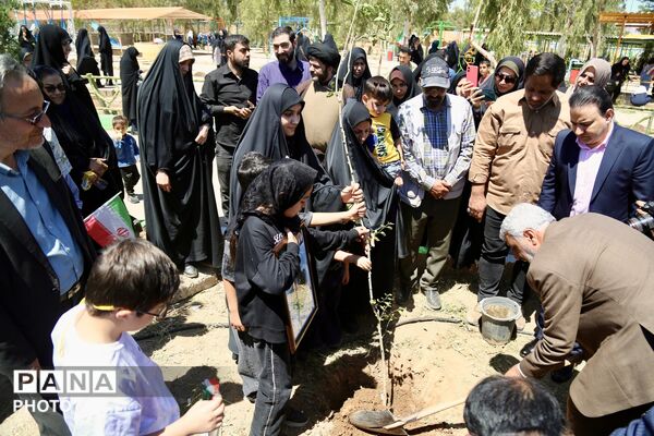 آیین کاشت 168 نهال به یاد دانش‌آموزان شهید میناب در اردوگاه 15خرداد قم