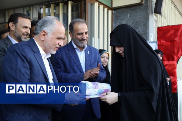 نواختن زنگ آغاز سال تحصیلی با حضور وزیر دادگستری 