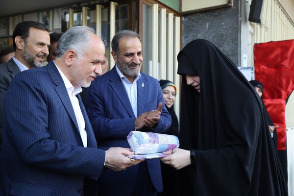 نواختن زنگ آغاز سال تحصیلی با حضور وزیر دادگستری 