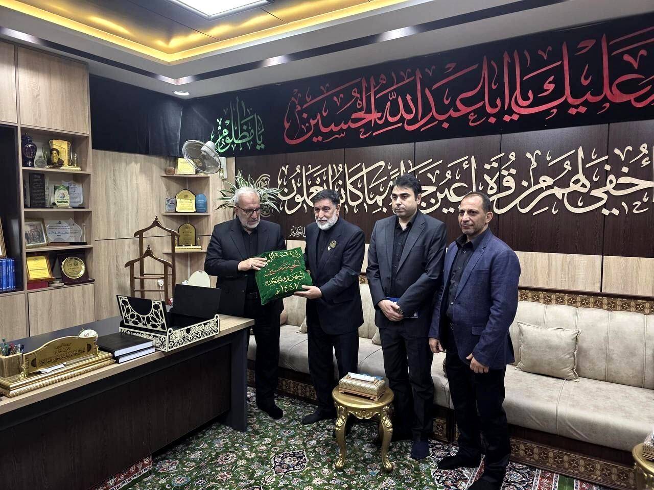 اهدای پرچم گنبد حرم مطهر امام حسین (ع) برای بدرقه پیکر رهبر شهید