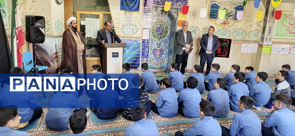 نمازجماعت پایه هشتم مدرسه زمانی با حضور مدیر آموزش و پرورش منطقه ۱۹ 