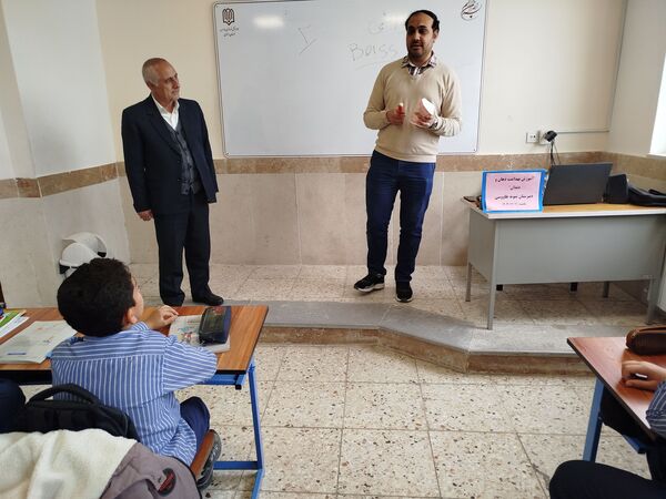 آموزش بهداشت دهان و دندان در دبیرستان نمونه مرحوم طاووسی