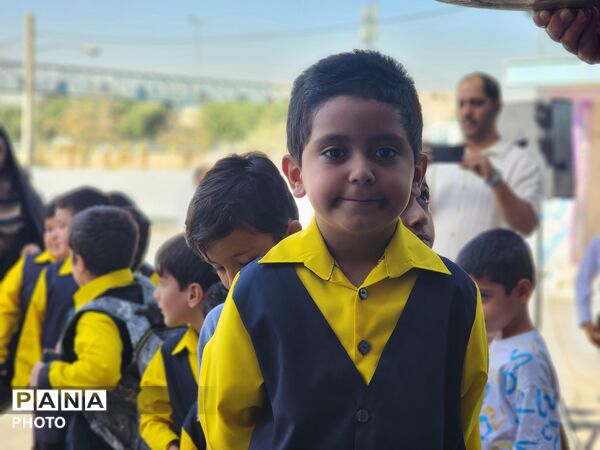 جشن شکوفه‌ها در دبستان انقلاب اسلامی تهران