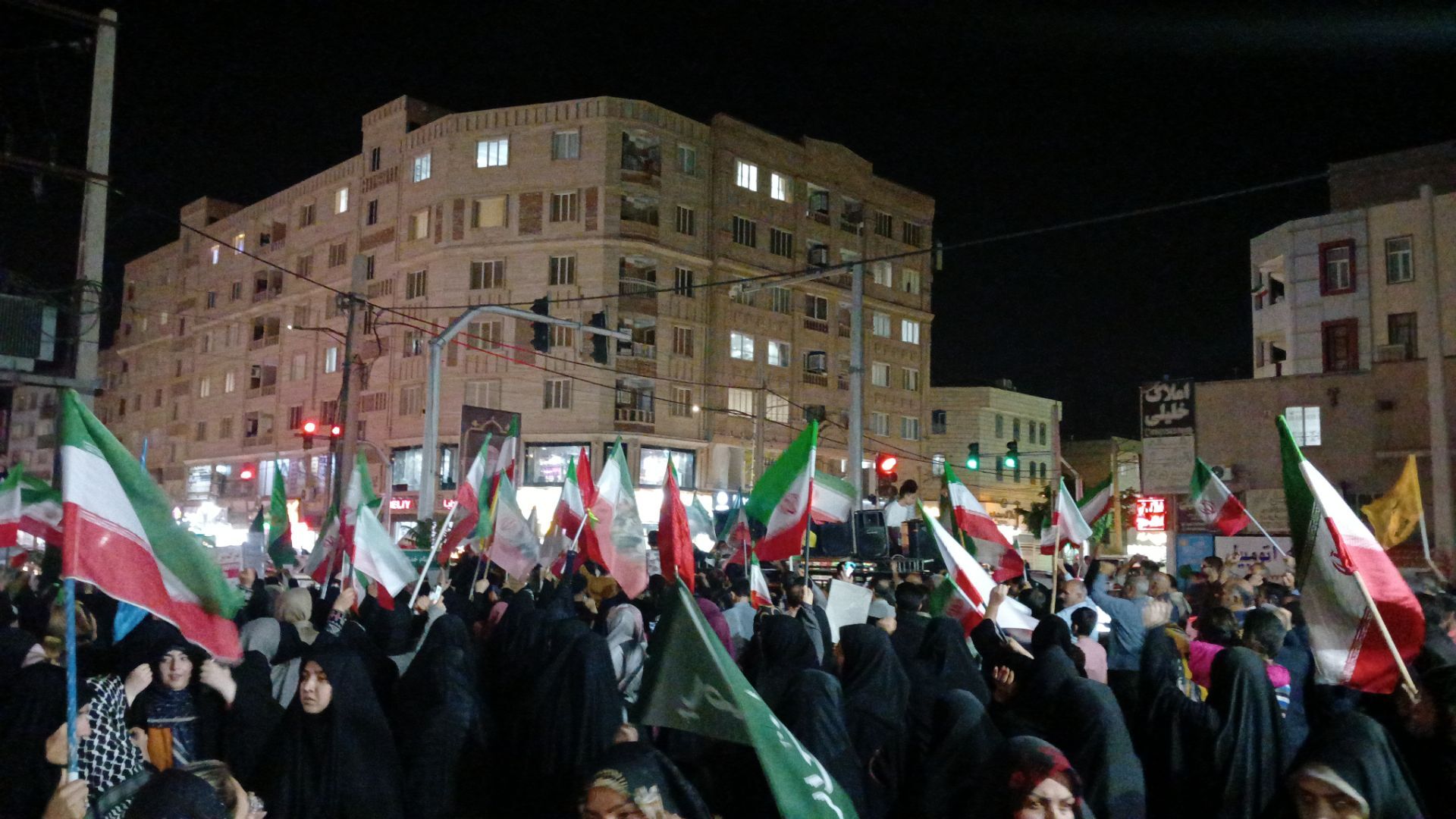 مردم آبرسانی فردیس در تجمعات شبانه بار دیگر پای کار بودن خود به انقلاب  را نشان دادند