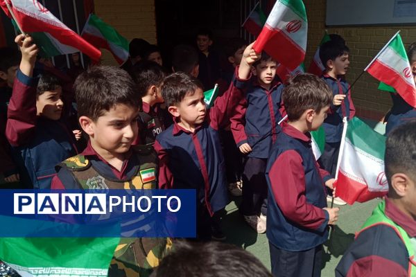 اجرای سرود ای‌ایران در برنامه صبحگاهی دبستان سعدی