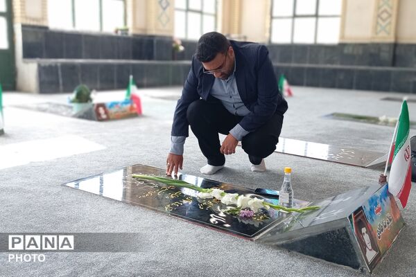 در سایه نام معلم؛ تجدید احترام به شهدای فرهنگی در گلزار مطهر شهدا شهر بن