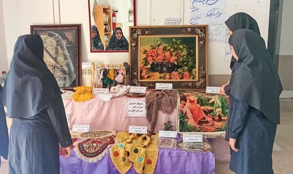 نمایشگاه آثار هنری معلمان دبیرستان جفایی در هفته معلم