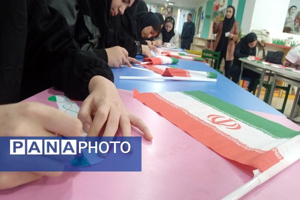 بازدید دانش‌آموزان دبیرستان عفت از کانون پرورش فکر کودکان و نوجوانان پارس‌آباد