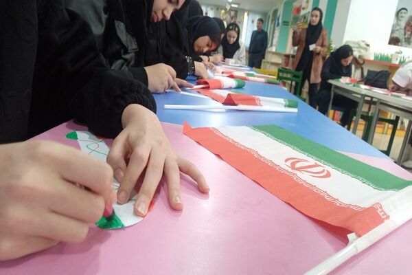 بازدید دانش‌آموزان دبیرستان عفت از کانون پرورش فکر کودکان و نوجوانان پارس‌آباد
