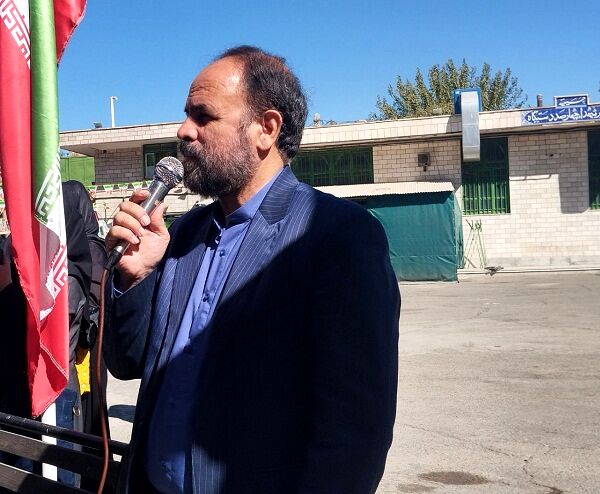 دانش‌آموزان البرزی آرامگاه شهدا را گلباران کردند